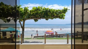 Apto pé na areia em Meia Praia Itapema, 3 dormitórios